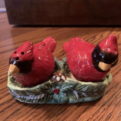 Cardinal Christmas salt & pepper shakers set with tray