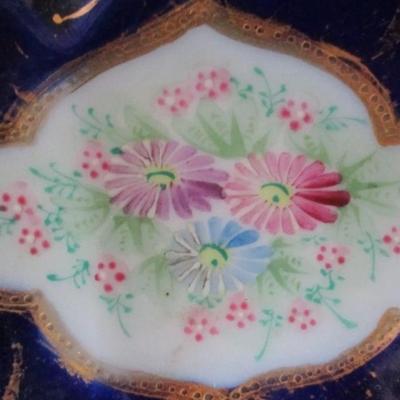 Antique Imari portrait cabinet display bowl