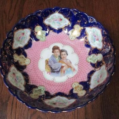 Antique Imari portrait cabinet display bowl