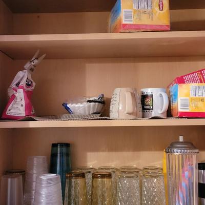 Coffee cups, drinking glasses, tea