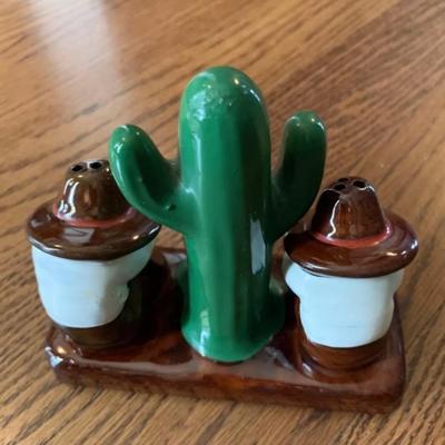 Vintage siesta salt & pepper shaker set