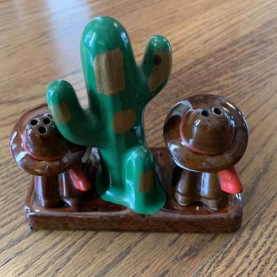 Vintage siesta salt & pepper shaker set