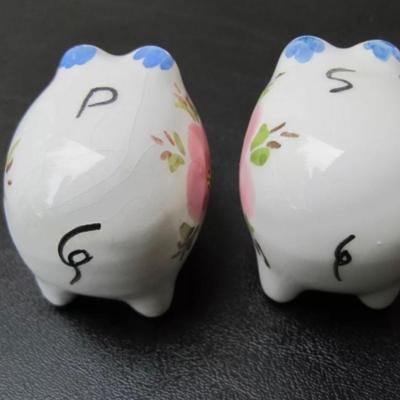 Vintage HP piglet salt and pepper shaker set