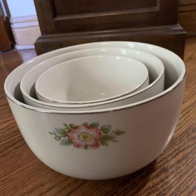 Vintage Hall 3-piece nesting/mixing porcelain bowl set