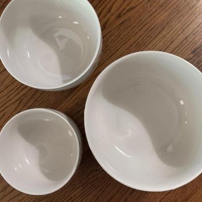 Vintage Hall 3-piece nesting/mixing porcelain bowl set