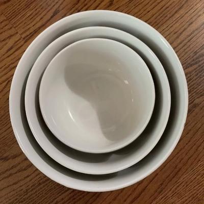 Vintage Hall 3-piece nesting/mixing porcelain bowl set