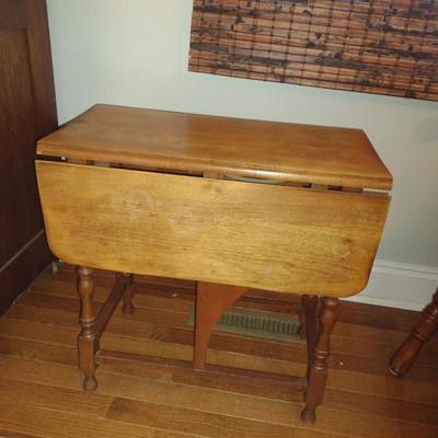 Vintage Wooden Drop Leaf Side/Accent Table