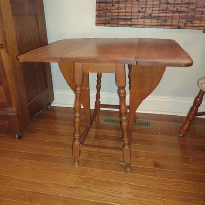Vintage Wooden Drop Leaf Side/Accent Table