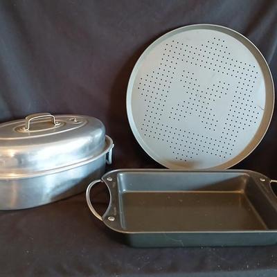 Nice Baking pan, a roaster and pizza pan