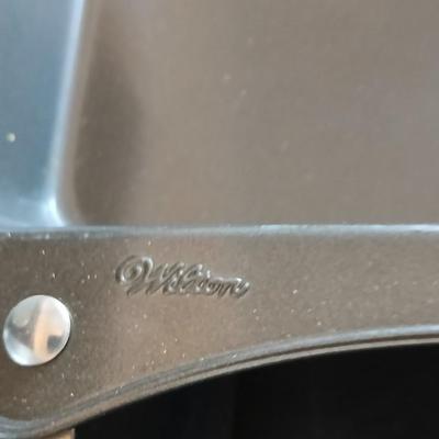 Nice Baking pan, a roaster and pizza pan