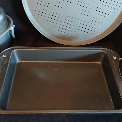 Nice Baking pan, a roaster and pizza pan
