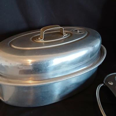 Nice Baking pan, a roaster and pizza pan
