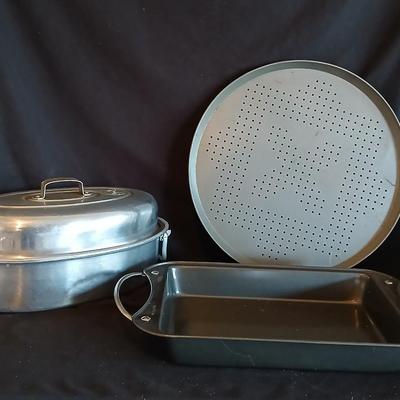 Nice Baking pan, a roaster and pizza pan