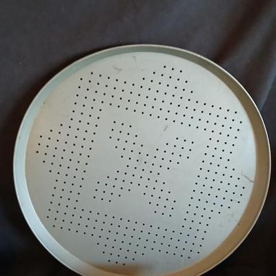 Nice Baking pan, a roaster and pizza pan