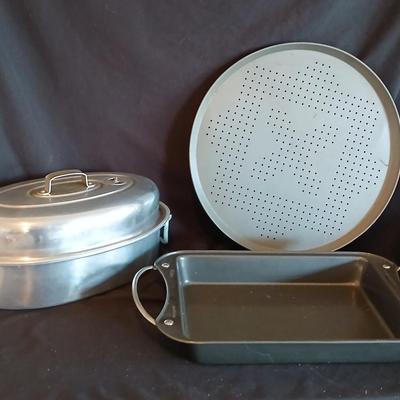 Nice Baking pan, a roaster and pizza pan