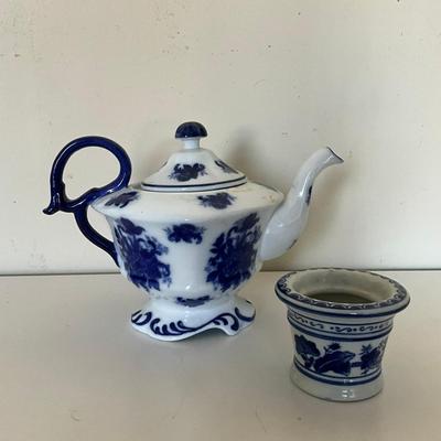 331 Blue & White Vintage Porclain Tea Pot With Sugar Bowl