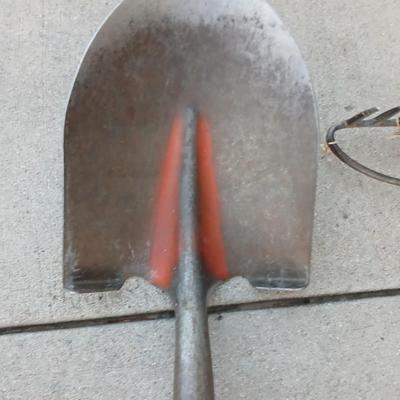 Shovel with fiberglass handle - Hard rake and a scraper tool