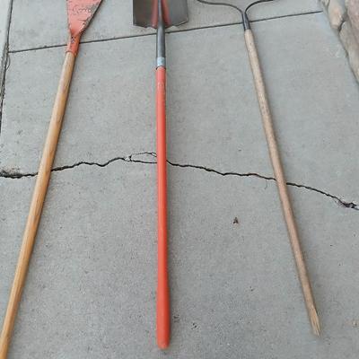 Shovel with fiberglass handle - Hard rake and a scraper tool