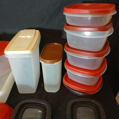 Plastic food storage containers with lids