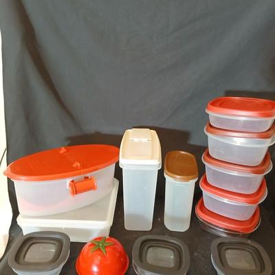 Plastic food storage containers with lids