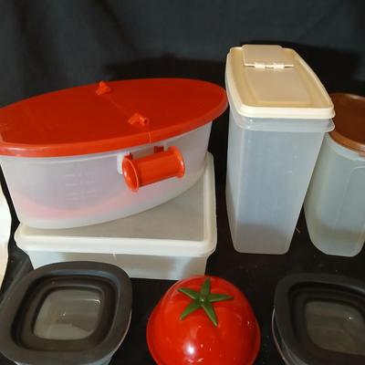 Plastic food storage containers with lids