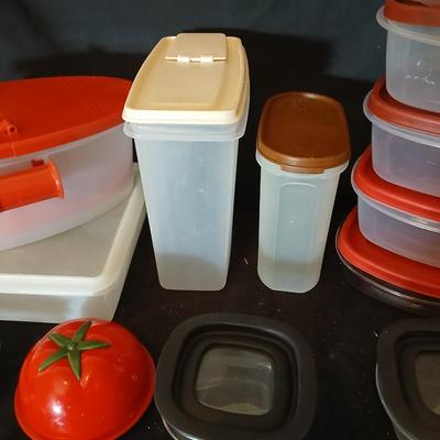 Plastic food storage containers with lids