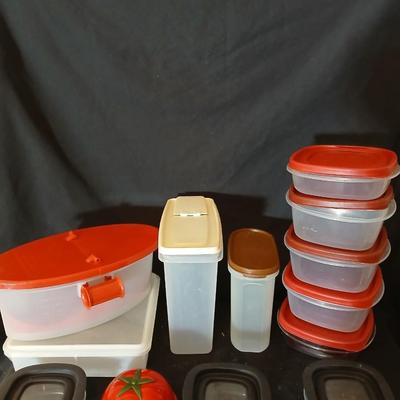Plastic food storage containers with lids