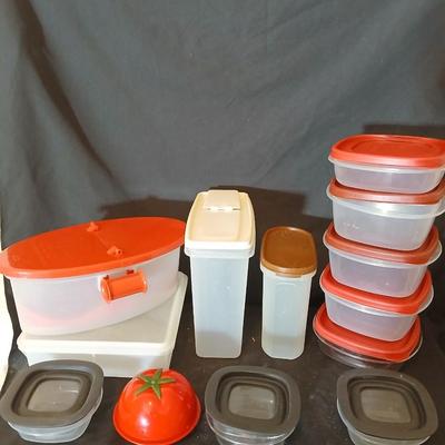Plastic food storage containers with lids