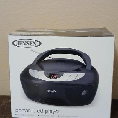 Jensen Portable CD player with Auxiliary Input jack and AM/FM radio
