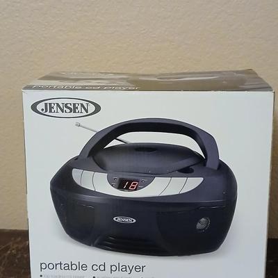 Jensen Portable CD player with Auxiliary Input jack and AM/FM radio