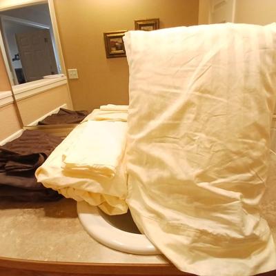 Queen sized sheets - Wamsutta Cream and brown with two pillows and a mattress cover