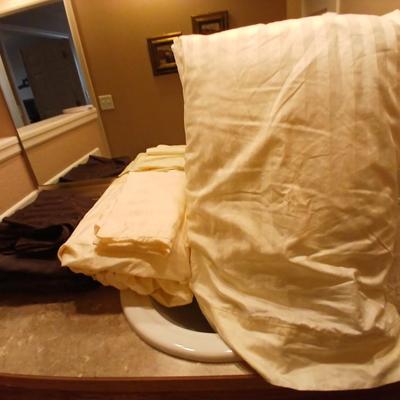 Queen sized sheets - Wamsutta Cream and brown with two pillows and a mattress cover