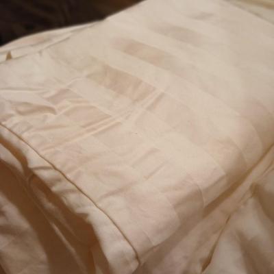Queen sized sheets - Wamsutta Cream and brown with two pillows and a mattress cover