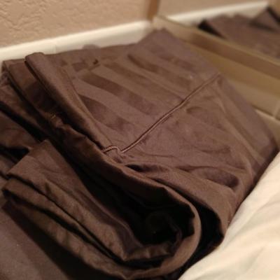 Queen sized sheets - Wamsutta Cream and brown with two pillows and a mattress cover
