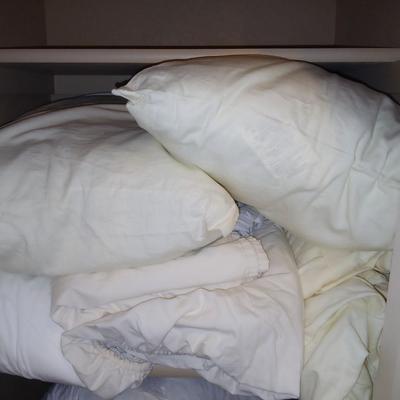 4 Queen sized sheets with two pillows - My pillow sheets, Martex and others