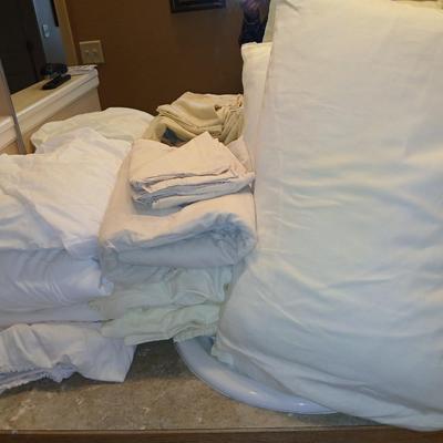 4 Queen sized sheets with two pillows - My pillow sheets, Martex and others