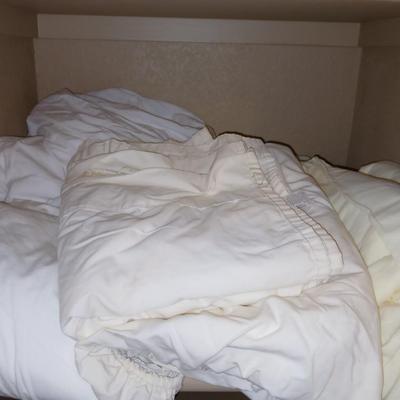 4 Queen sized sheets with two pillows - My pillow sheets, Martex and others