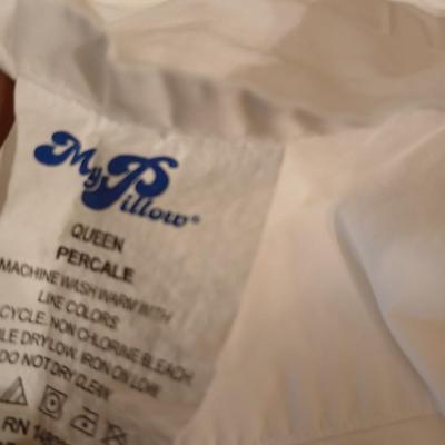 4 Queen sized sheets with two pillows - My pillow sheets, Martex and others
