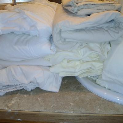 4 Queen sized sheets with two pillows - My pillow sheets, Martex and others
