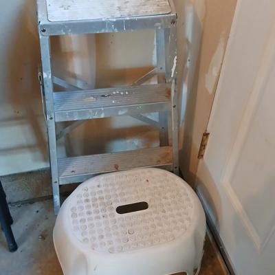 Aluminum step ladder and a plastic stool