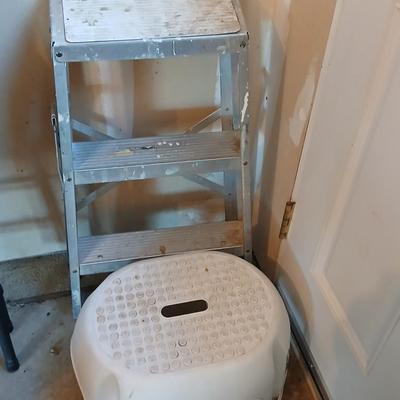 Aluminum step ladder and a plastic stool