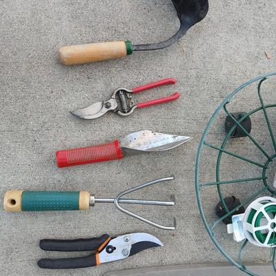 Yard and garden tools with wire rolling flowerpot basket