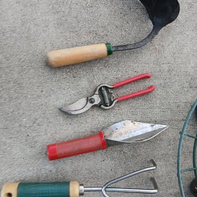 Yard and garden tools with wire rolling flowerpot basket