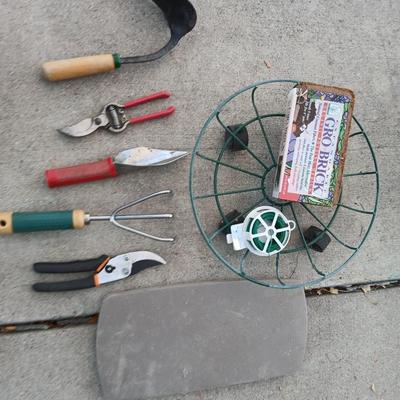 Yard and garden tools with wire rolling flowerpot basket