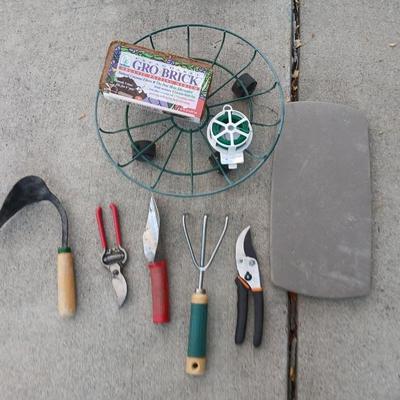 Yard and garden tools with wire rolling flowerpot basket