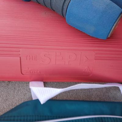 The step exercise with two hand weights and a duffle bag