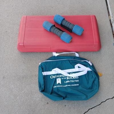 The step exercise with two hand weights and a duffle bag