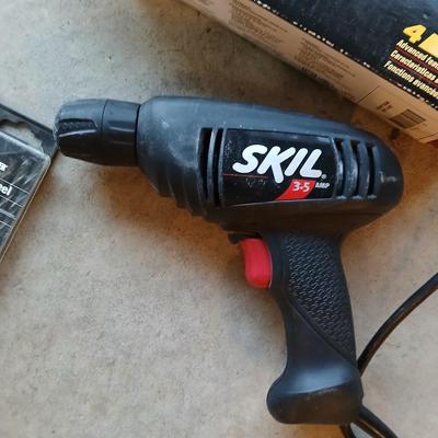 Skil Drill with drill bits