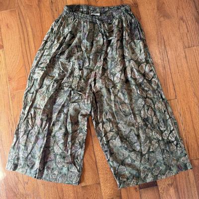 Fun Assortment of Women’s Skirts and Capris - Size S-L (PB-DZ)