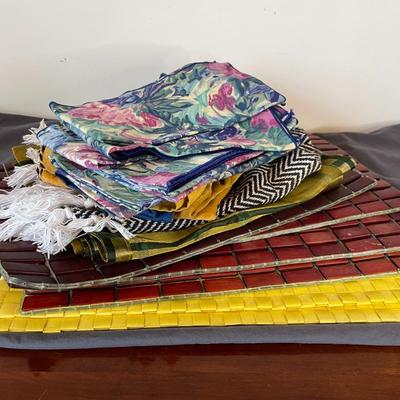 Lot of Assorted Place Mats, Cloth Nppkins